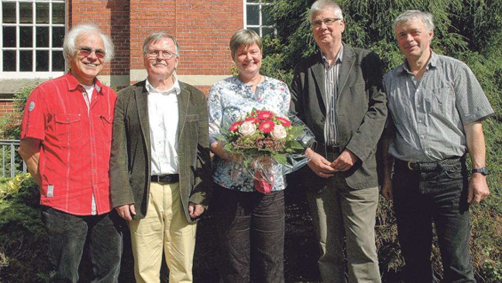 Die neue Pastorin Anne Ulferts nahmen gestern (von links) Präses Manfred Gerke sowie die Kirchenratsvorsitzenden Wilfried Hoffbauer (Möhlenwarf), Karlheinz Hinderks (Weenermoor) und Cornelius Barth (St. Georgiwold) in ihre Mitte. © Foto: Szyska