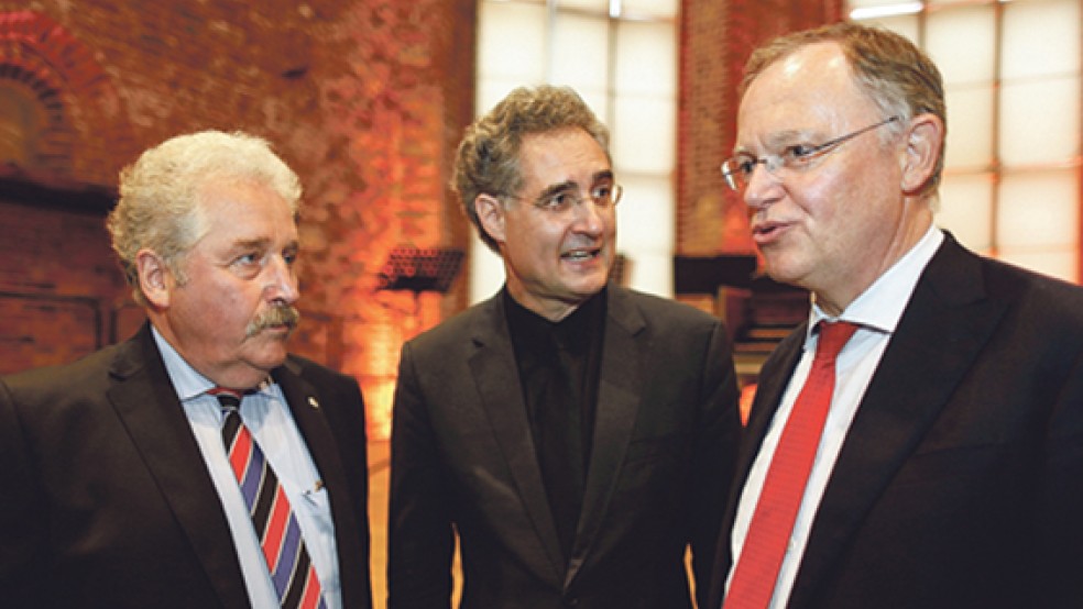 Im Gespräch in Emden: Landschaftspräsident Rico Mecklenburg, Festivalleiter Matthias Kirschnereit und Ministerpräsident Stephan Weil (von links). © Foto: Krämer