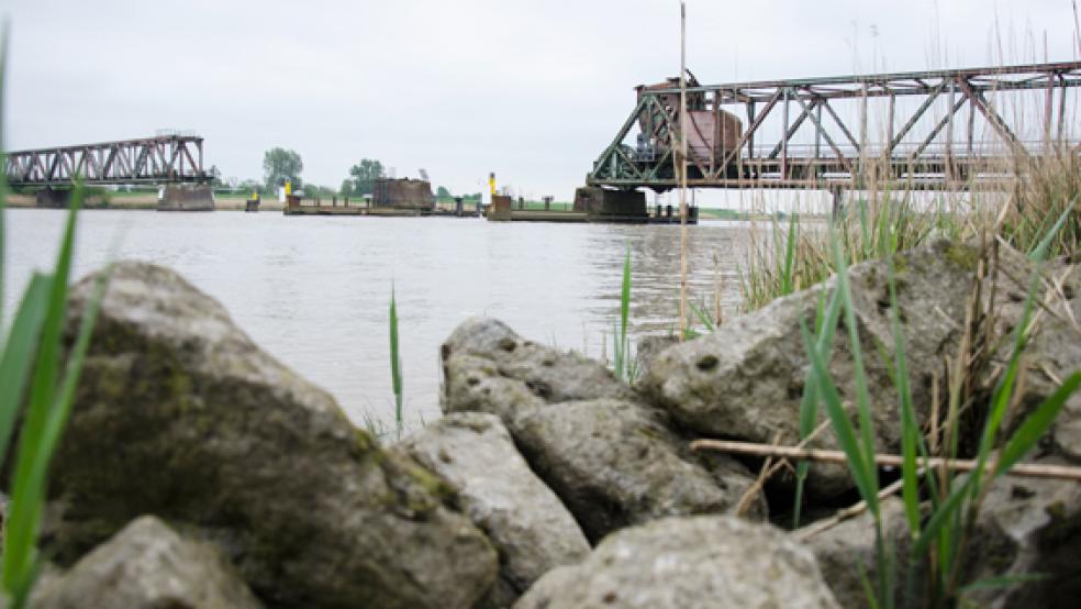 Ein Schwimmbagger hat auf der Ems bei der Friesenbrücke Getriebeöl verloren. Vorher gab es offenbar eine Berührung mit einem im Wasser treibenden Gegenstand. © Archivfoto: Hanken