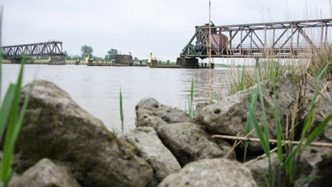 Bagger verliert Öl bei Friesenbrücke