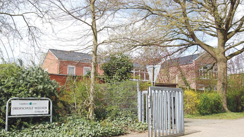 Handwerker sind in den Sommerferien auch an der Oberschule in Weener (Gebäude II) im Einsatz.  © Foto: RZ-Archiv