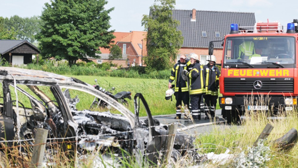 Ein Bild des Grauens bot die Unfallstelle bei Terborg. Im Vordergrund ist der ausgebrannte Wagen zu sehen. © Foto: Wolters