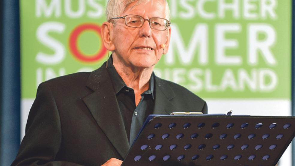 Bekannt als verbaler Kontrahent von TV-Unterhalter Harald Schmidt: Herbert Feuerstein betrachtete die Handlung von Opern in Emden in ungewöhnlicher Form. © Foto: Gleich (Veranstalter)