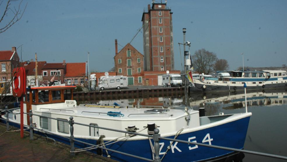 Am alten Getreidespeicher am Alten Hafen in Weener findet am 24. Juli ein maritimer Flohmarkt statt. © Foto: Szyska