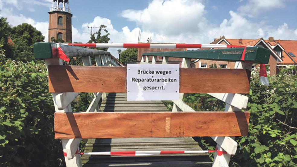 Über die sogenannte »Hühnerbrücke« würde man momentan nicht einmal ein Huhn jagen: Das Geländer ist verrottet, das Bauwerk deshalb gesperrt. © Foto: Lindemann