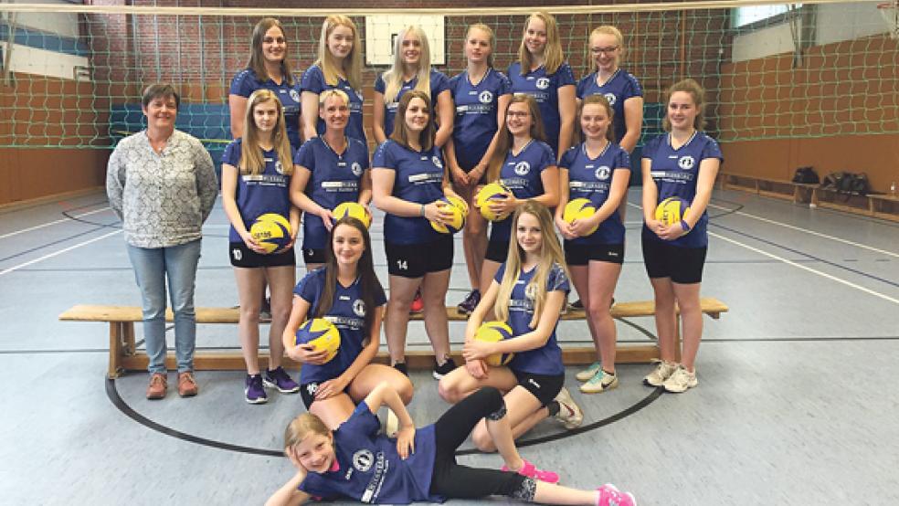 Möhlenwarfs Volleyballerinnen haben neue Trikots bekommen. Gesponsert wurden sie von Almuth Wienberg (links) von der Fahrschule Wienberg. © Foto: privat