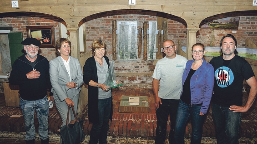 An der Verleihung des 1. Coldamer Kunstpreises nahmen teil (von links): die Jurymitglieder Hans Nipshagen (Bildhauer aus Borgsweer) und Chantal Wilke (Nesse Galerie, Leer), die Gewinnerin des ersten Coldamer Glas-Kunstpreises Nanny ter Wiel, die Gastgeber Gemma und Vincent van Leeuwen und Jurymitglied Burghardt Sonnenburg (Heimatmuseum Leer). © Foto: Wolters