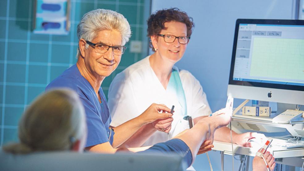 Eine gefäßchirurgische Sprechstunde bietet Sayed-Abed Husseini im MVZ Weener und im Marienhospital in Papenburg an. In Papenburg wird er von der Medizinischen Fachangestellten Annette Lohe unterstützt. © Foto: Marienhospital