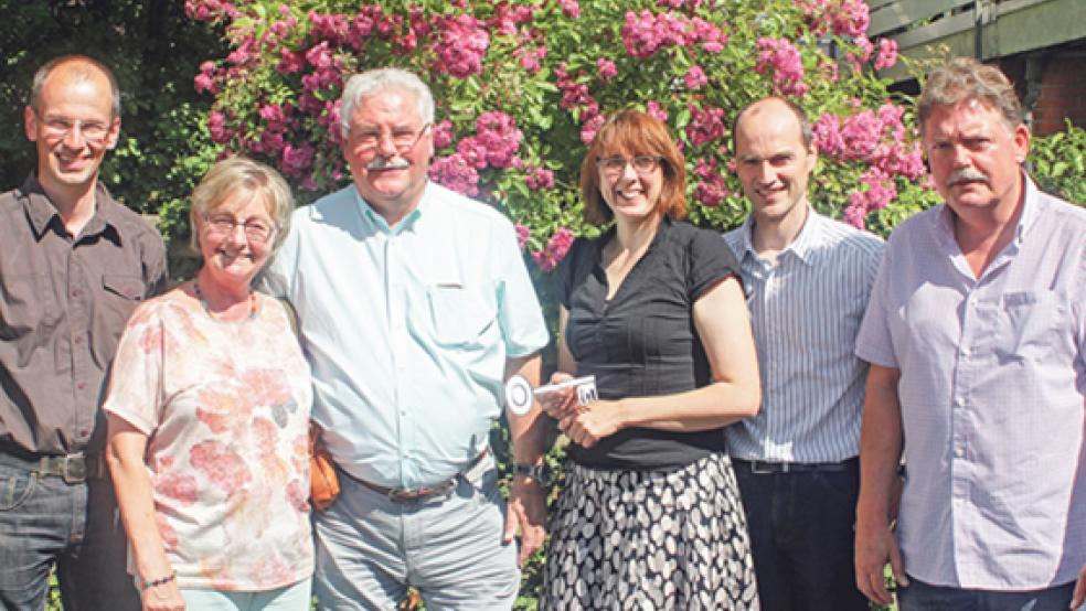 Bei der Schlüsselübergabe: Der Bauauschussvorsitzende Heio Bronsema, Bärbel und Göko Dirks, die 1. Vorsitzende Heidi Tempel, Prediger Matthias Bokelmann und Hartmut Dirks (von links). © Foto: Evangelische Gemeinschaft