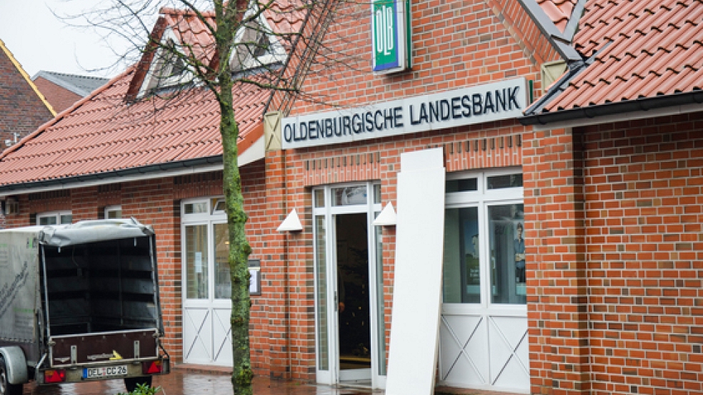 In der Filiale der Oldenburgischen Landesbank in Bunde wurde am 10. Dezember der Geldautomat gesprengt. Die Täter wurden noch nicht ermittelt. © Foto: Hanken