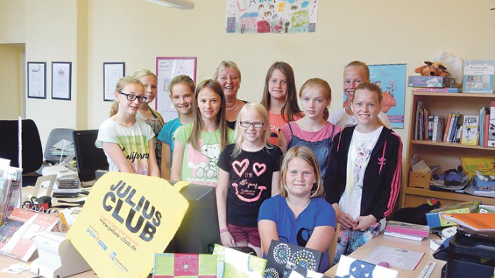 Julius-Club-Mitglieder lernten unter Anleitung in der Weeneraner Stadtbücherei die Techniken »dot-painting« und »Zentangletechnik« kennen.  © Foto: Stadtbücherei Weener