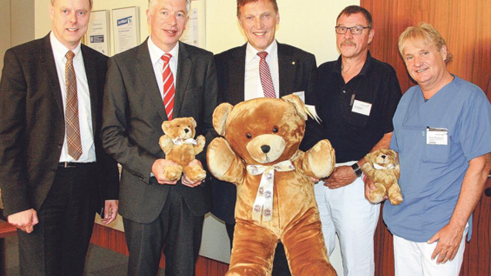 100 Teddybären überreichten (von links) Carsten Rinne, Stiftungsbeirat der Deutschen Teddy-Stiftung, und Heinz Feldmann, Vorstandsvorsitzender der Sparkasse LeerWittmund, an Borro-Geschäftsführer Dieter Brünink, den stellvertretenden Pflegedirektor Andree Bolte und den Teamleiter der Zentralen Notaufnahme, Dieter Markowsky. © Foto: Borromäus Hospital