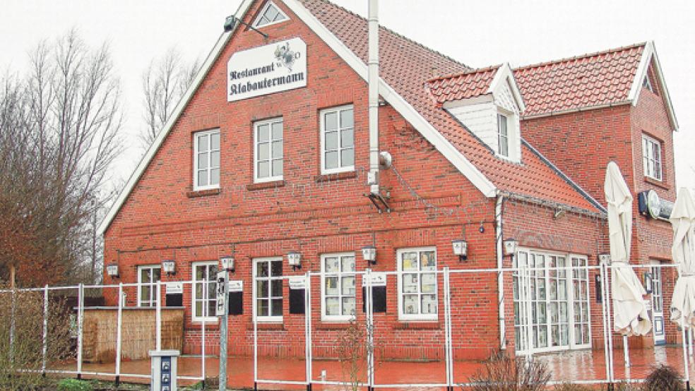 Das Restaurant »Klabautermann« am Sportboothafen in Weener steht vor einer ungewissen Zukunft. Die Stadt will es entweder verkaufen oder neu verpachten. © Foto: Boelmann
