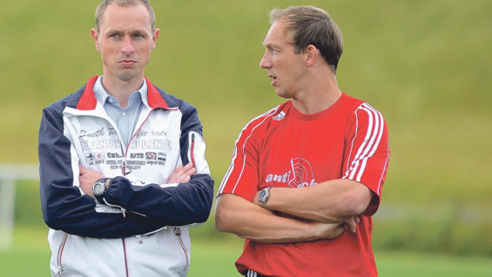Gemeinsam in Jemgum: Bei der Einweihung des zweiten Sportplatzes 2013 standen sich die Lübbers-Brüder Johann und Bernhard als Trainer gegenüber. Nun spielen sie in einem Team. © 