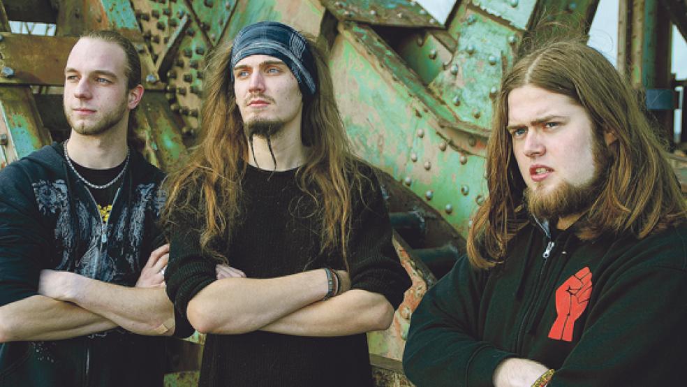 Metal zur Mittagsstunde serviert die Rheiderländer Formation »Redestruction« mit (von links) Michael van Alen, Hannes Bürger und Robin de Winter auf dem »Free for all«. © Archivfoto: Hanken