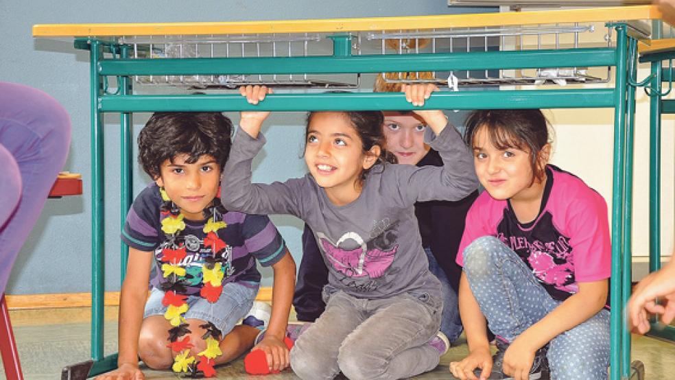 In drei Gruppen üben die Flüchtlingskinder an der Oberschule in Weener die deutsche Sprache.  © Fotos: Boelmann