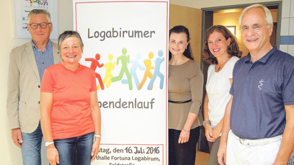 Werben für den Spendenlauf: (von links) Werner Müller (Vorstand Verein Fortuna Logabirum e.V.), Silvia Warring, Schirmherrin Gitta Connemann, Gabriele Wingerter-Wolters (Psychologin) und Dr. med. Enno-Ludwig Schulze (Arzt). © Foto: privat