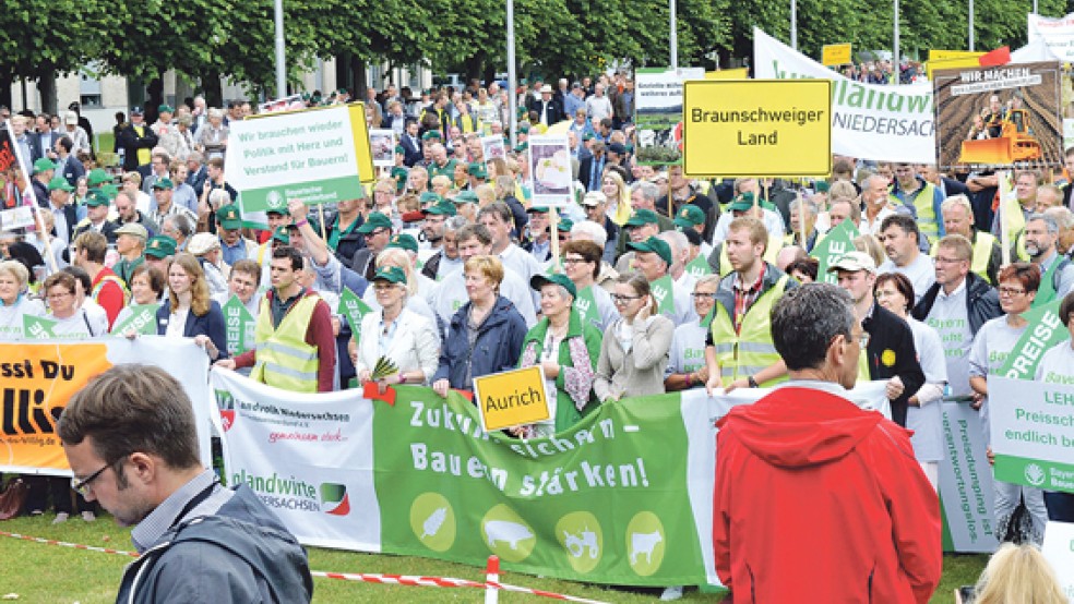 Rund 100 Landwirte aus Ostfriesland nahmen an dem Demonstrationsmarsch durch Hannover teil. © Foto: privat