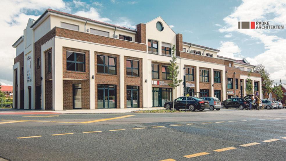 In diesem Neubau in der Ortsmitte von Sögel ist neben Wohnungen und Gewerberäumen die erste »Sicherstellungspraxis« der Kassenärztlichen Vereinigung Niedersachsen untergebracht worden. Für das Rheiderland ist dieses Modell vom Tisch. Es soll nach anderen Lösungen gesucht werden. Damit will sich die CDU in Weener nicht zufrieden geben. © Foto: Radke Architekten 