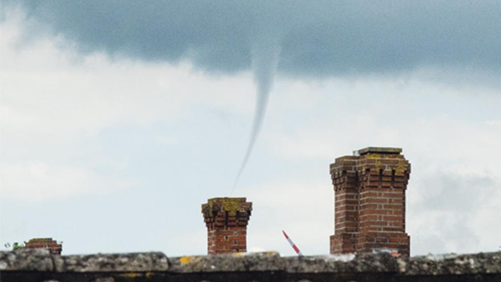 Direkt aus dem Schornstein eines Hauses an der Risiusstraße scheint die Windhose aufzusteigen. Tatsächlich zog sie nördlich an Weener vorbei. © Foto: Hanken