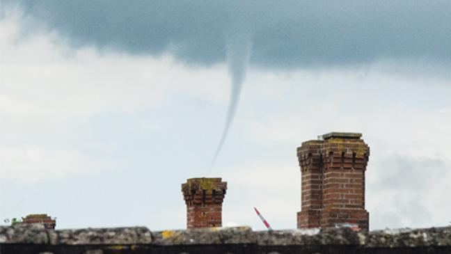 Windhose wirbelt an Weener vorbei