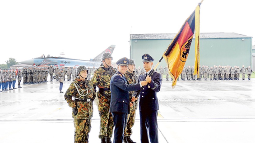 Generalmajor Günter Katz (Dritter von rechts) übergab die Flagge und damit die Verantwortung für das Geschwader 71 »Richthofen« an den Kommodore, Oberstleutnant Oliver Spoerner (rechts). © Foto: Heimann