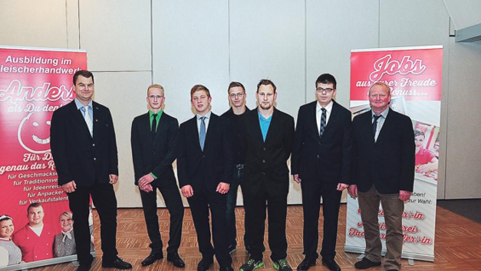 Rheiderländer bei der Freisprechungsfeier der Fleischer-Innung Leer unter sich (von links): Obermeister Markus Leggedör, Thomas Kröger, Sönke Folkerts, Mike Albrecht, Kevin Ricks, Michael Bruns und Fleischermeister Stefan Kröger.  © Foto: Wolters