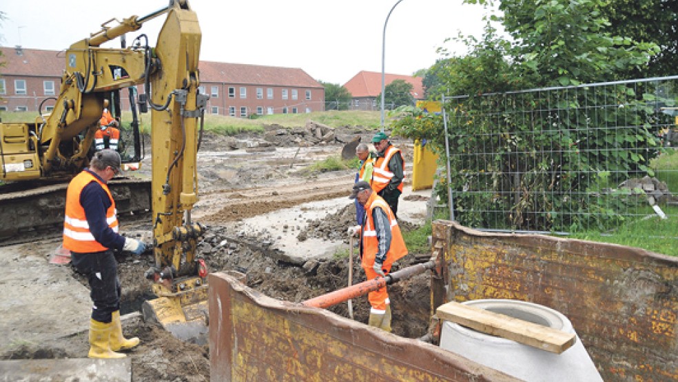 Vor der Evenburg-Kaserne an der Papenburger Straße in Leer wird derzeit ein neues Parkdeck mit 156 Stellplätzen gebaut. © Foto: Wieking