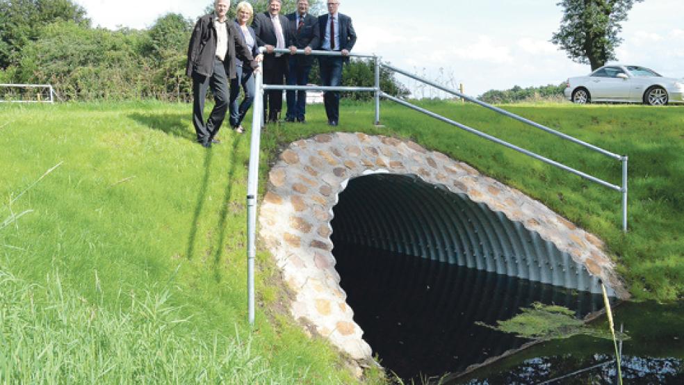 Schneller fertig und kostengünstiger war sie auch noch, die neue Brücke über dem Brualer Schloot, die jetzt offiziell freigegeben wurde. © Foto: Eden 