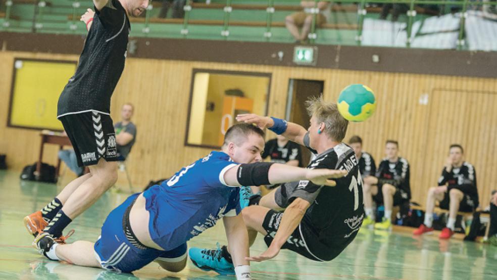 Auf das Durchsetzungsvermögen und die Tore von Marcus Wilken müssen die Holthuser Herrenhandballer noch lange verzichten. Sie hoffen, dass der verletzte 24-Jährige in der Rückrunde wieder mitwirken kann. © Fotos: Mentrup