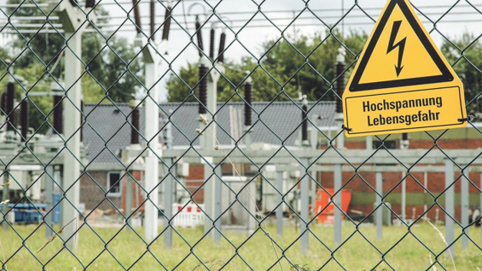 Das Umspannwerk an der Industriestraße in Weener wird aufgerüstet, um die erzeugte Energie der wachsenden Zahl von Wind- und Photovoltaikanlagen aufnehmen zu können. Im Hintergrund ist das neue Betriebsgebäude zu erkennen. © Foto: Szyska