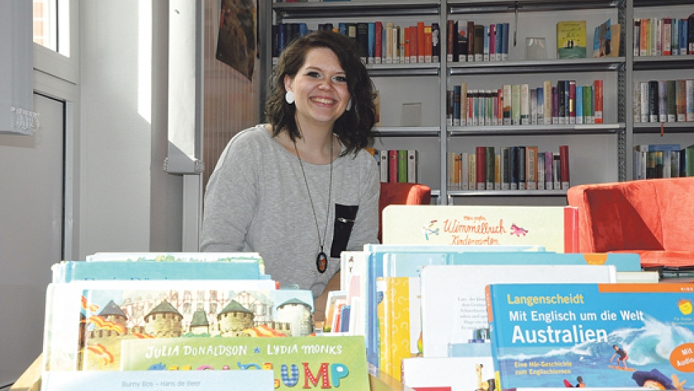 Ellen Marken leitet die Mediothek in Bunde. Sie möchte Kinder mit verschiedenen Angeboten fürs Lesen begeistern. © Foto: Boelmann