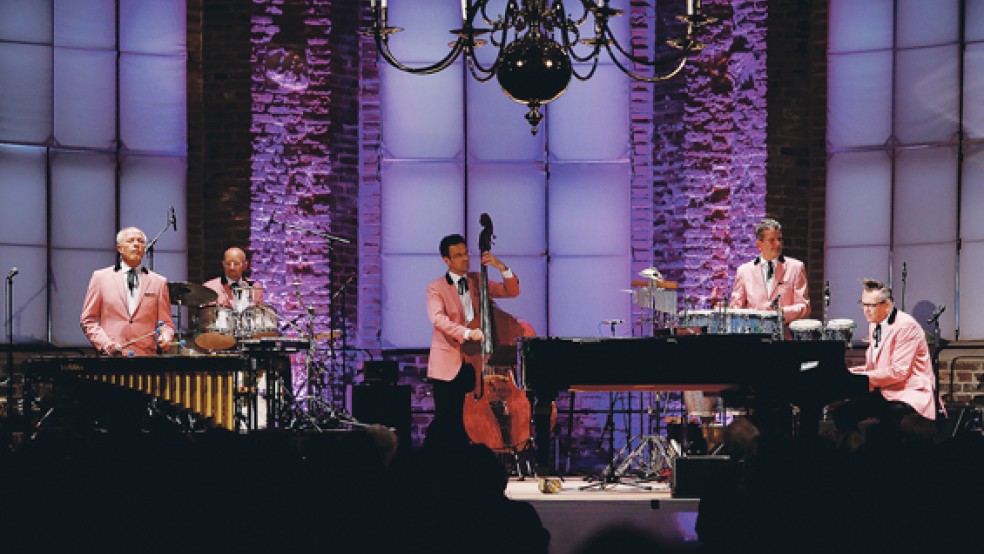 Der Musiker, Entertainer und Schauspieler Götz Alsmann eröffnete dem Publikum in Emden eine weitere Dimension des deutschen Jazzschlagers. © Foto: Krämer (Ostfriesische Landschaft)