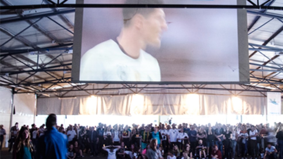 »Kick off« heißt es wieder in der Landsburg-Halle, wo das Spiel der deutschen Elf heute Abend gezeigt wird. Seit 2006 veranstalten hier Rheiderländer Kirchengemeinden ein Public Viewing. © Foto: Hanken