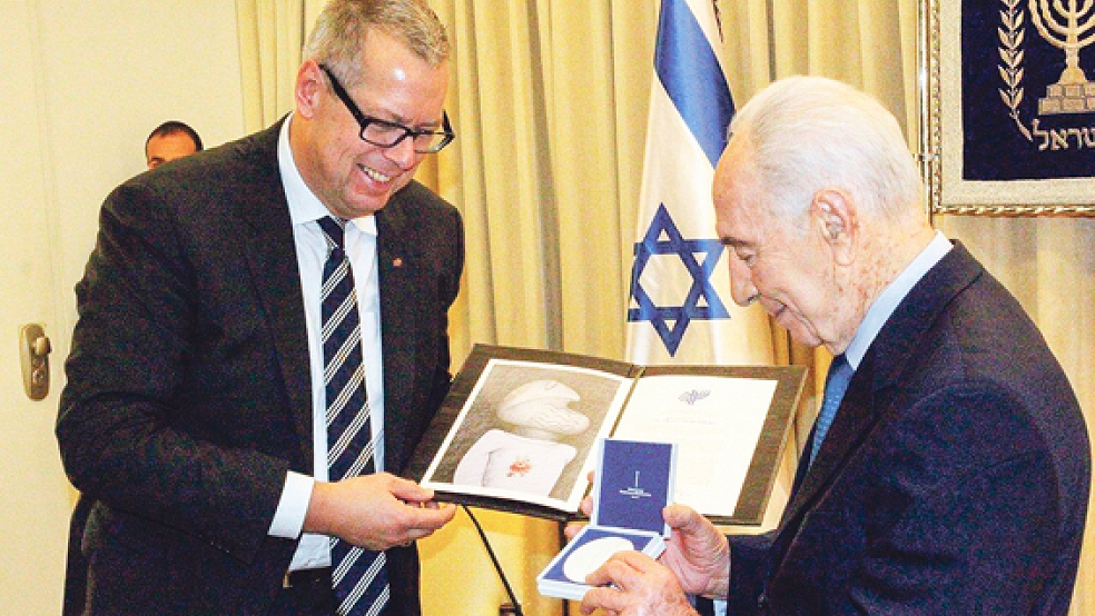 Reinhold Robbe (links) mit dem früheren israelischen Ministerpräsidenten Schimon Peres. Der Rheiderländer war fünf Jahre Vorsitzender der Deutsch-Israelischen Gesellschaft.  © Foto: privat