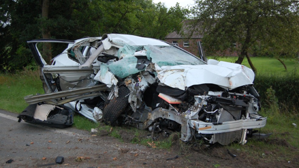 Der Wagen wurde bei dem Unfall zerstört. Der 38-jährige Fahrer wurde nach dem Unfall mit mittelschweren Verletzungen in ein Leeraner Krankenhaus gebracht.  © Foto: Koenen