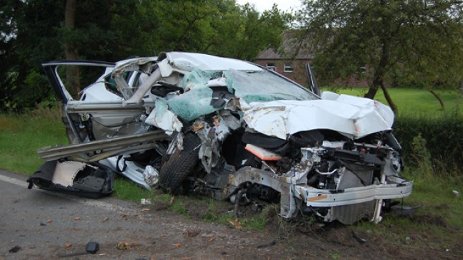 Betrunken mit  Auto gegen Baum