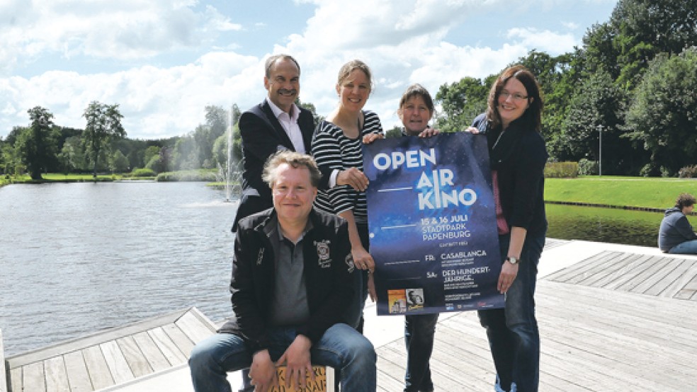 Für das Open-Air-Kino im Stadtpark werben (hinten von links) Jan Westphal, die Kinobetreiberinnen Astrid und Kathrin Muckli sowie Alexandra Weich und (vorne) Olaf Knirr. © Foto: Meerjanssen