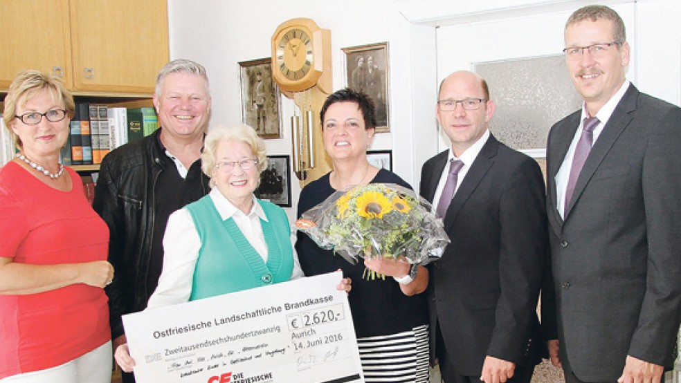 Bei der offiziellen Scheckübergabe (von rechts): Ingo Grest, Robert Friedel, Silke Freese, Anni Nier, Klaus Freese und Signe Foetzki. © Foto: Brandkasse