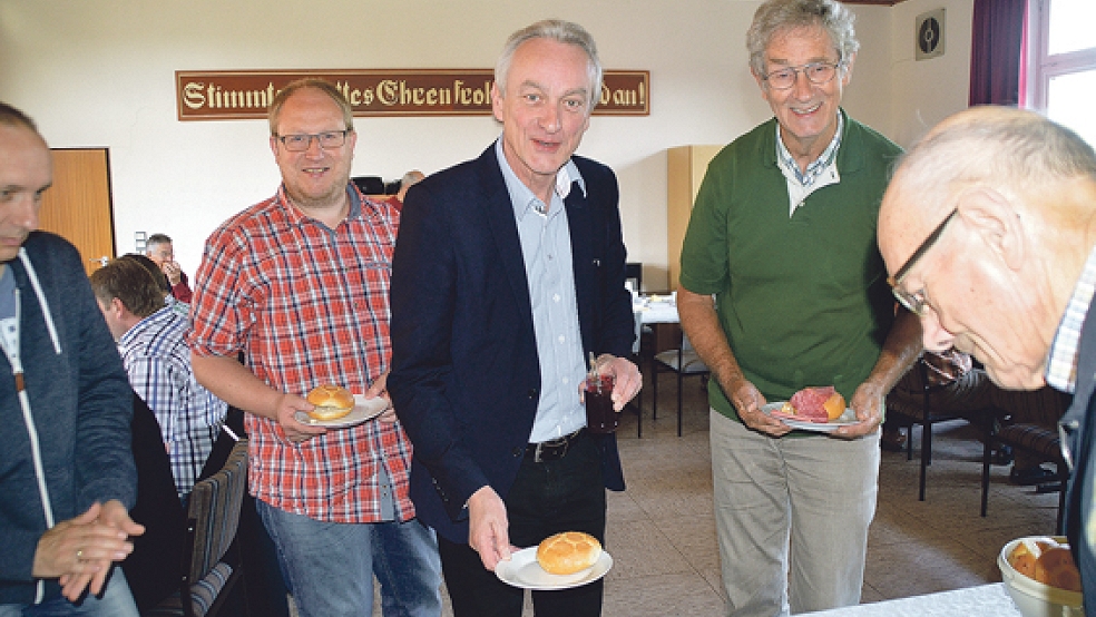 Bevor Dr. Rolf Bärenfänger (Mitte) mit seinem Vortrag loslegte, wurde gemeinsam gefrühstückt. © Fotos: Himstedt