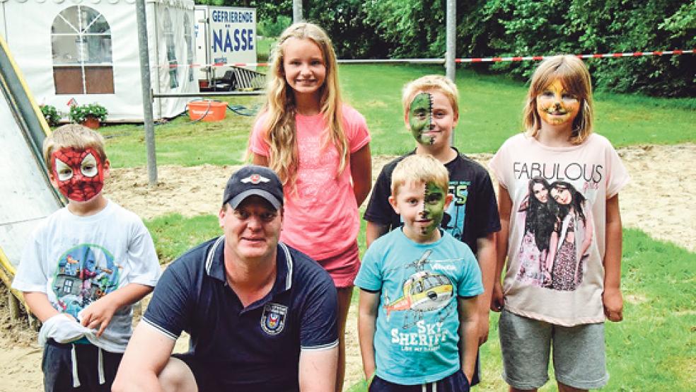 Für die Kinder wurden viele Spiele beim Feuerwehrfest in Vellage angeboten. Ortsbandmeister Alwin Meints stand ihnen mit Rat und Tat zur Seite. © Fotos: Zuidema