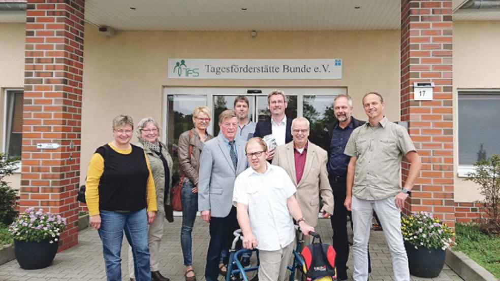 Sprachen über die Arbeit der Tagesförderstätte in Bunde (von links): Annemarie Tuitjer, Ina Penon, Maria Frieling, Bernhard Kolthoff, Günther Reck, Jan Matic, Dr. Dirk Lüerßen, Simon Sweers, Gerhard Janßen und Detlef Kolthoff.  © Foto: CDU