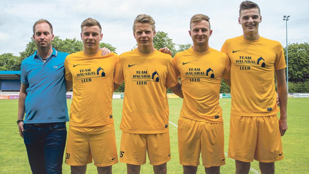 Die Rheiderländer Fraktion bei Germania Leer: Trainer Michael Zuidema mit Eike Begemann, Lukas Koets, Lukas Siemers und Marek Janssen. © Foto: Mentrup