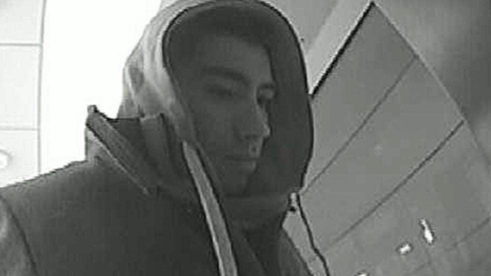 Wer kennt diesen Mann? Er hob am 30. Dezember 2015 Bargeld an Automaten in Loga und Heisfelde abgehoben und benutzte dazu eine Karte, die ihm nicht gehörte. © Foto: privat