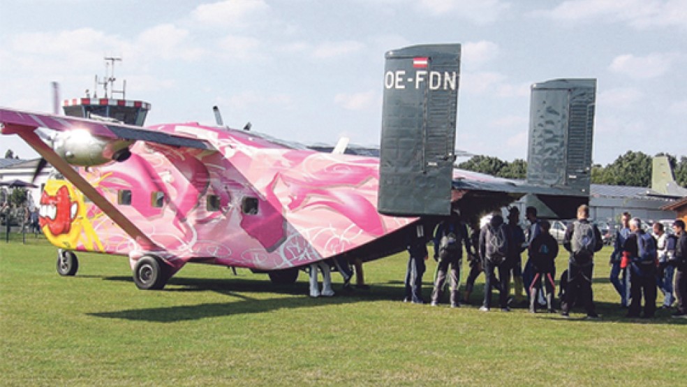 Die bunt lackierten Flugzeuge sind sehr geräumig. Bis zu 25 Menschen finden darin einen Platz. © Foto: Wilken