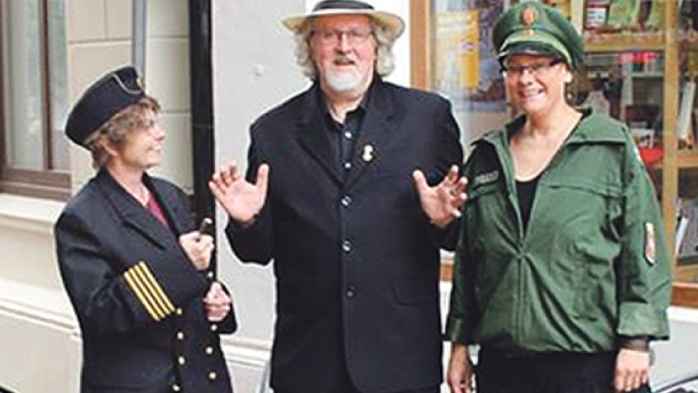 Sorgen für Spaß und Spannung: Krimiautor Peter Gerdes mit Heike Gerdes (links) und Birgit Würdemann (rechts) vom Team des »Tatort Taraxacum«. © Foto: privat