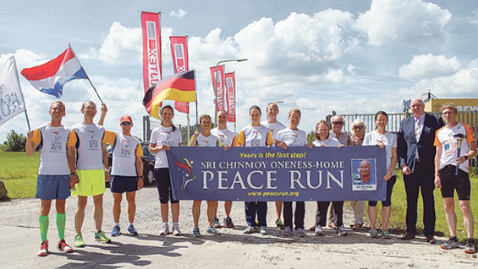 Friedensbotschafter: Das Läufer-Team des »Peace Run« mit Pieter Smit (2. v. r.) und Harm van Vügt (ganz rechts). © Fotos: Mentrup
