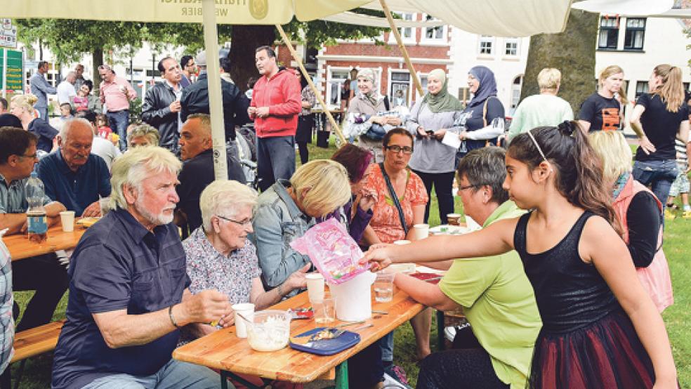 Buntes Fest im Rathaus-Park: Wer etwas mitgebracht hatte, teilte gern. © Fotos: Himstedt