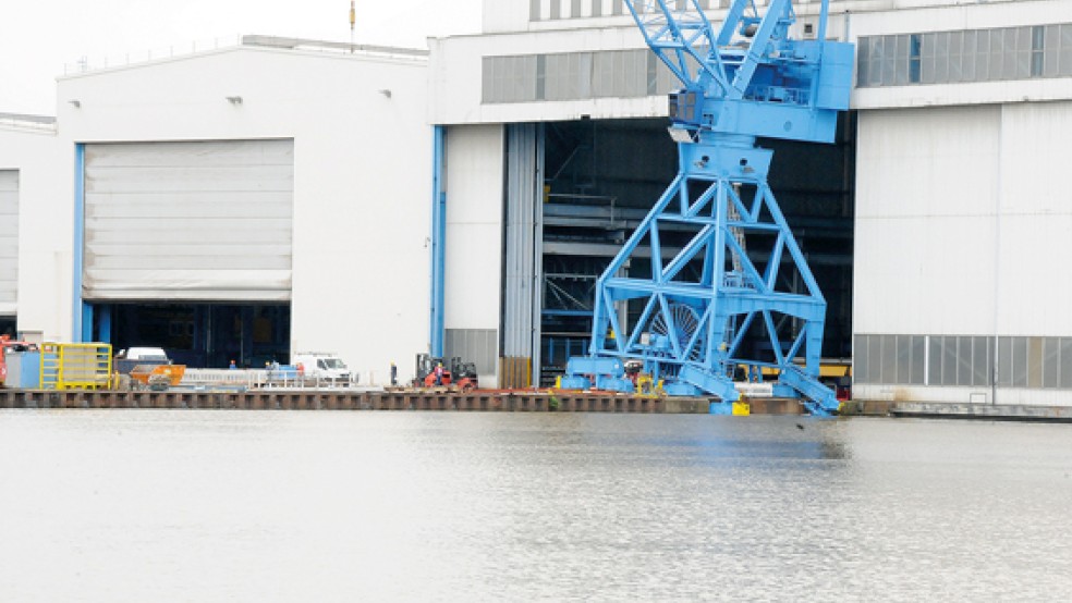 In Schräglage geraten: Der 120-Tonnen-Kran vor der Halle fünf der Meyer Werft in Papenburg. © Foto: Assies