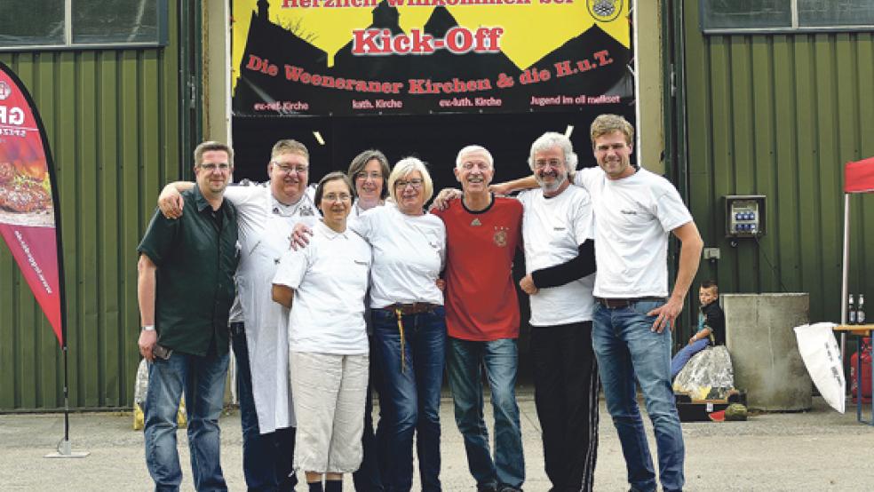 Das Kick-Off-Team um (von links) Achim Steffen, Dietmar Freese, Theresia Sommer, Christiane Siepker, Hanna Kraft, Holger Busemann, Volker Kraft und Hendrik Rubien will auch bei der Weltmeisterschaft 2016 wieder ein Public Viewing in der Landsburghalle in Weener organisieren. © Foto: Bruins